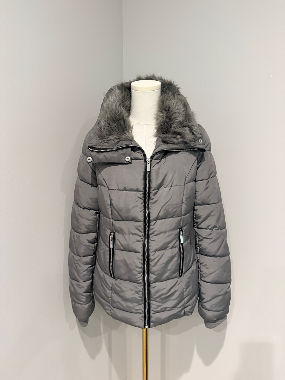 New York & Company Gray Quilted Puffer Jacket with Faux Fur Collar